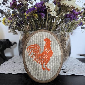 Rustikaler oranger Hahn Kreuzstich-Hoop-Kunst – Handgemachte Bauernhaus-Stickerei – Vintage Landhausküchendekor – Ovaler Wandbehang
