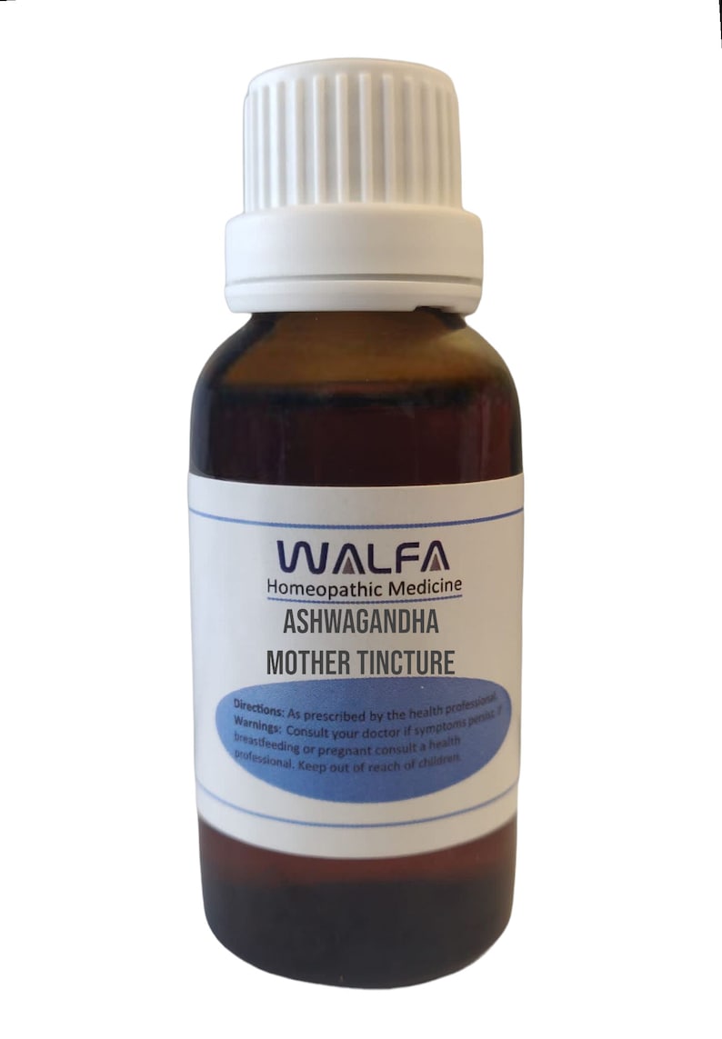 Op de afbeelding: Een bruine glazen fles met een wit etiket en een witte dop. Het etiket vermeldt "WALFA Homeopathische Geneeskunde ASHWAGANDHA MOEDERTINCTUUR". Het etiket bevat ook instructies en waarschuwingen.