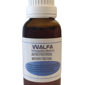 Op de afbeelding: Een bruine glazen fles met een wit etiket en een witte dop. Het etiket vermeldt "WALFA Homeopathische Geneeskunde ACTAEA RACEMOSA MOEDERTINCTUUR". Het etiket bevat ook instructies en waarschuwingen.