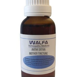 Könnte beinhalten: Eine braune Glasflasche mit einem weißen Etikett und einem weißen Verschluss. Das Etikett trägt die Aufschrift "WALFA Homöopathische Medizin AVENA SATIVA MUTTERTINKTUR". Das Etikett enthält auch Anweisungen und Warnhinweise.