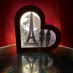 Linterna de papel en forma de corazón Shadow Box SVG Descarga digital - San Valentín, Bodas, Orgullo, Pareja femenina en París - Plantilla de corte de tarjetas