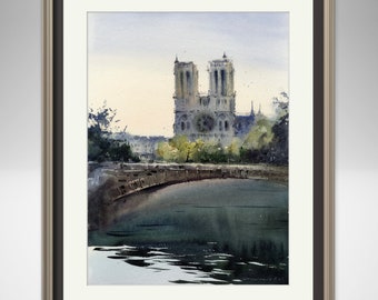 Op de afbeelding: Waterverf schilderij van de Notre Dame kathedraal in Parijs, Frankrijk. De kathedraal is geschilderd in grijstinten en wit, met een brug op de voorgrond en een rivier op de achtergrond.