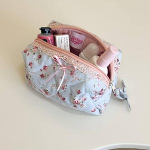 Floral Vintage Makeup Bag - Aesthetic Cosmetic Bag - Large Capacity Toiletry Bag - Cute makeup bag Zipper Travel Bag - Quilted Cosmetic Bags