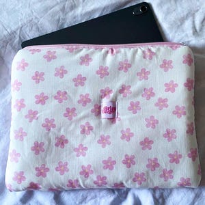 Funda acolchada Daisy para portátil - Funda para iPad - Funda acolchada para portátil - Funda blanca para MacBook - Bolso forrado para portátil - Funda para portátil de 13, 14 y 15 pulgadas