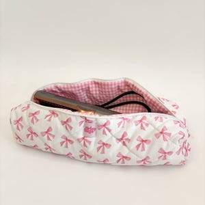 Rosa Schleifen-Haar-Werkzeug-Tasche - Dyson Airwrap Airstrait Tasche - Gesteppte Make-up-Reisetasche - Rosa Blumenhaar-Organizer-Tasche - Maschinenwaschbar