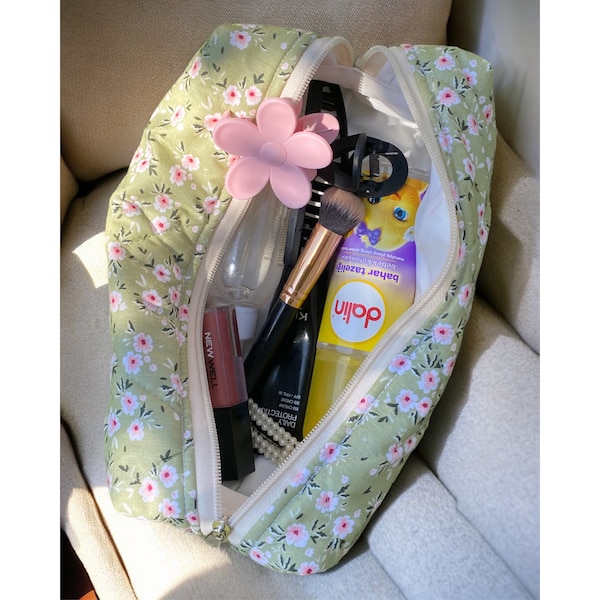 Cosmetic bag Floral green - Quilted makeup bag - Makeup bag floral & checked -  handmade make up bag - boxy cute makeup bag