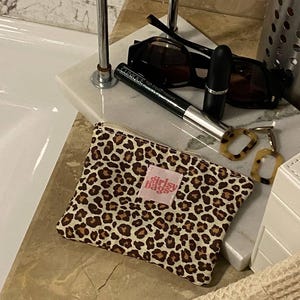 Porte-monnaie à motif léopard - Pochette zippée - Cadeaux de Noël - Porte-cartes de 17 x 10 cm - Petite trousse à maquillage - Porte-monnaie esthétique - Porte-monnaie à imprimé animal