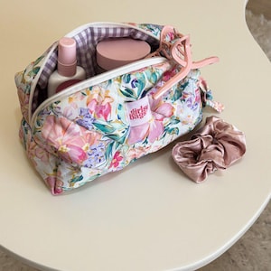 Floral Makeup Bag - Aesthetic Cosmetic Bag - Large Capacity Toiletry Bag - Cute makeup bag Zipper Travel Bag - Quilted Cosmetic Bags