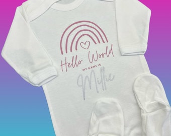 Hello World Girls Baby Grow personnalisé // annonce de bébé, cadeau de baby shower, annonce de nom, nouveau cadeau de bébé, vêtements personnalisés pour bébé