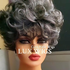 Pixie är en kort mörkbrun peruk. Mörkbrun, röd underton och väldigt tjock. Lagerbehandlad kort brun peruk. Perfekt för en glamorös look.