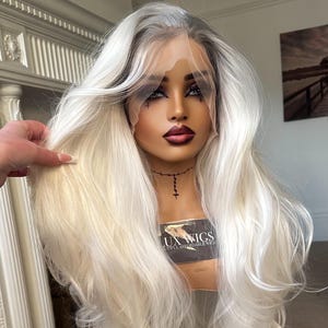 Kassandra. Platin blonde Lace Front Perücke. Dicke blonde Perücke. Graue Wurzeln. Natürliche gewellte Perücke. Perfekt für den Sommer. Lux Perücken