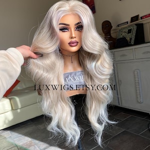 Jasmine Blonde Lace Front Perücke - 26 ”lange gewellte klebstofflose synthetische Perücke mit dunklen Wurzeln, vorgezupfter HD-Spitze, hitzebeständig, natürliches Aussehen