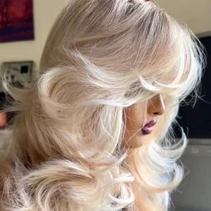 Cecilia: ¡Peinado de los 80! Peluca rubia corta. Peluca rubia corta y rizada. Peluca rubia natural. Peluca rubia con flequillo. Raíz rubio rojizo más oscuro.