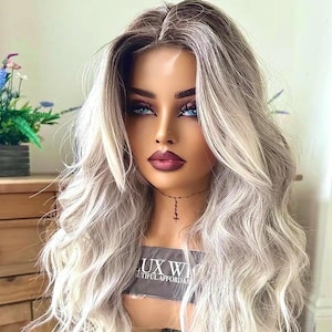 Anna. Aschgrau & Eisblond mit dunkler Wischwurzel. Monofile Spitze 24 Zoll Lang Eisblonde Perücke natürliche Alltagsperücke von LUX