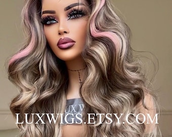 Mandy. Lange blonde balayage-pruik roze moneypiece. Blonde pruik met kant aan de voorkant. 30 inch. Bruine lowlights met roze highlight.