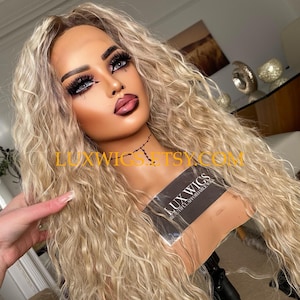 Bell. Peluca rubia Waterweave con frontal de encaje. Balayage. Peluca rubia. Peluca ondulada. Peluca con ondas marcadas. Peluca de lujo con frontal de encaje. Peluca de 28 pulgadas de largo.