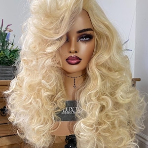 Wendy. Platinblonde Perücke. Perm Platinblonde Perücke. 30 Zoll Lang. Platinblonde Perücke für Damen.