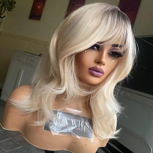 Bell: Short Blonde Wig with fringe. Dark roots. Straight Short Blonde Wig.. Blonde wig with fringe. Layered blonde wig