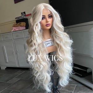 Scarlett 40 ”lange gewellte blonde Lace-Front-Perücke - Kleberlose synthetische Perücke, natürliche Wurzeln, vorgezupfter Haaransatz, hitzebeständiger Teil