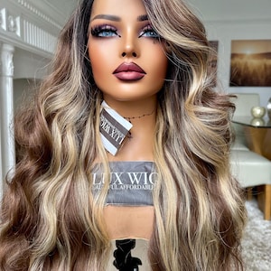 Debby. Bruin 40 inch lang golvend met blonde highlights. Extra lange BodyWave-pruik met T-gedeelte en kanten voorkant