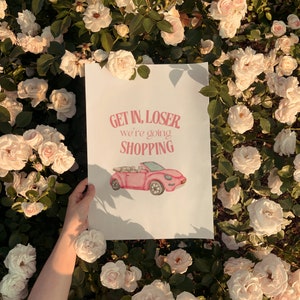 Mean Girls Print, Get In Loser We&#39;re Going Shopping Girly Film Zitat 2000 Vibes Pop Kultur 00s Rosa Kultiges Zitat Mädchen Wohnung Wandkunst