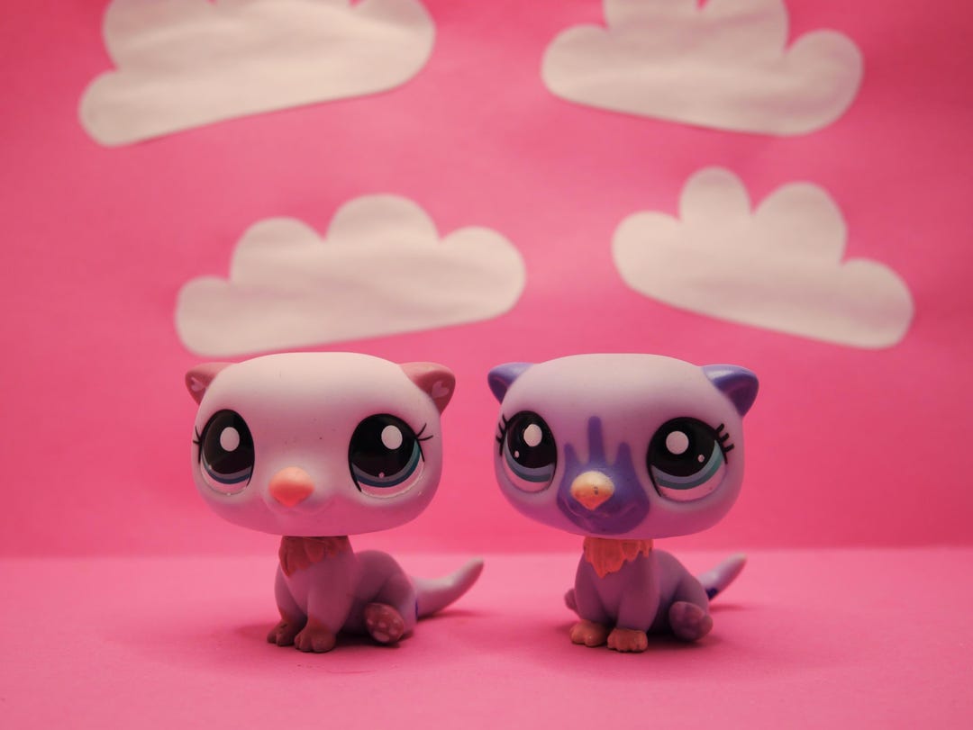 Littlest Pet Shop Pink Otter #2039 Purple Otter #2509 Vintage - Main Image