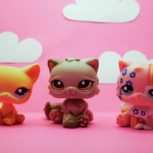 Littlest Pet Shop Gatto persiano LPS grigio n. 1159 Cartolina rosa persiano n. 1436 e Gatto seduto giallo n. 1005 Giocattolo vintage nostalgico
