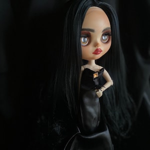 Morticia Addams z dodatkowymi prezentami + dodatkowymi rękami + i ładnym pudełkiem + przesyłką z numerem przesyłki