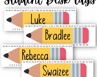 Puede incluir: Cuatro etiquetas de escritorio en forma de lápiz de color amarillo y marrón con los nombres Luke, Bradlee, Rebecca y Swaizee. Cada etiqueta tiene una goma de borrar roja y una mina de lápiz gris. Las etiquetas también tienen los números del 1 al 20 impresos en ellas.