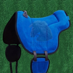 Puede incluir: Silla de montar para caballo azul y negro con correas negras y un logotipo de cabeza de caballo negro y blanco que dice "NADS Saddles".