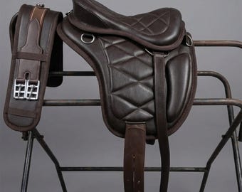 革製フリーマックス馬鞍、英国製ソフトサドル、お揃いの腹帯付き、タン 