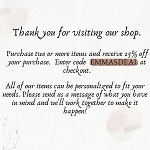 Peut inclure: Texte sur un fond blanc avec du texte brun qui dit "Merci de votre visite dans notre boutique. Achetez deux articles ou plus et recevez 25% de r&eacute;duction sur votre achat. Entrez le code EMMASDEAL au moment du paiement. Tous nos articles peuvent &ecirc;tre personnalis&eacute;s pour r&eacute;pondre &agrave; vos besoins. Veuillez nous envoyer un message pour nous dire ce que vous avez en t&ecirc;te et nous travaillerons ensemble pour le r&eacute;aliser !"