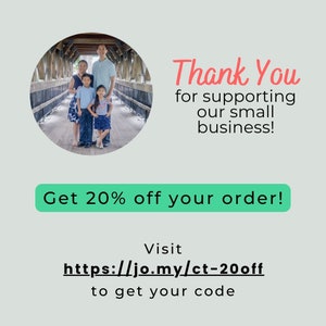 Op de afbeelding: Een gezin van vier staat op een houten brug. De ouders lachen en de kinderen kijken naar de camera. De tekst "Thank You for supporting our small business! Get 20% off your order! Visit https://jo.my/ct-20off to get your code" wordt onder de afbeelding weergegeven.