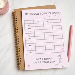 Könnte beinhalten: Ein hellrosa Papier-Tracker mit dem Titel MY COUCH TO 5K TRACKER und einem Raster für neun Laufwochen. Die Seite enthält rosa Sternmotive, eine Strichzeichnung einer laufenden Person und den Text SHE'S A RUNNER SHE'S A TRACK STAR.