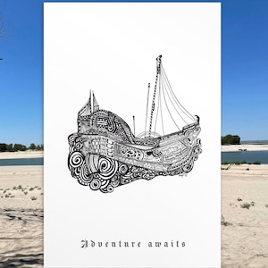 Postal vintage de barco náutico – Lámina de arte marítimo dibujada a mano – Regalo oceánico coleccionable – Dibujo lineal de un barco antiguo – Tarjeta "Aventura te espera"