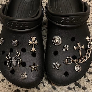 goth croc sandals jibbitz｜TikTok Search