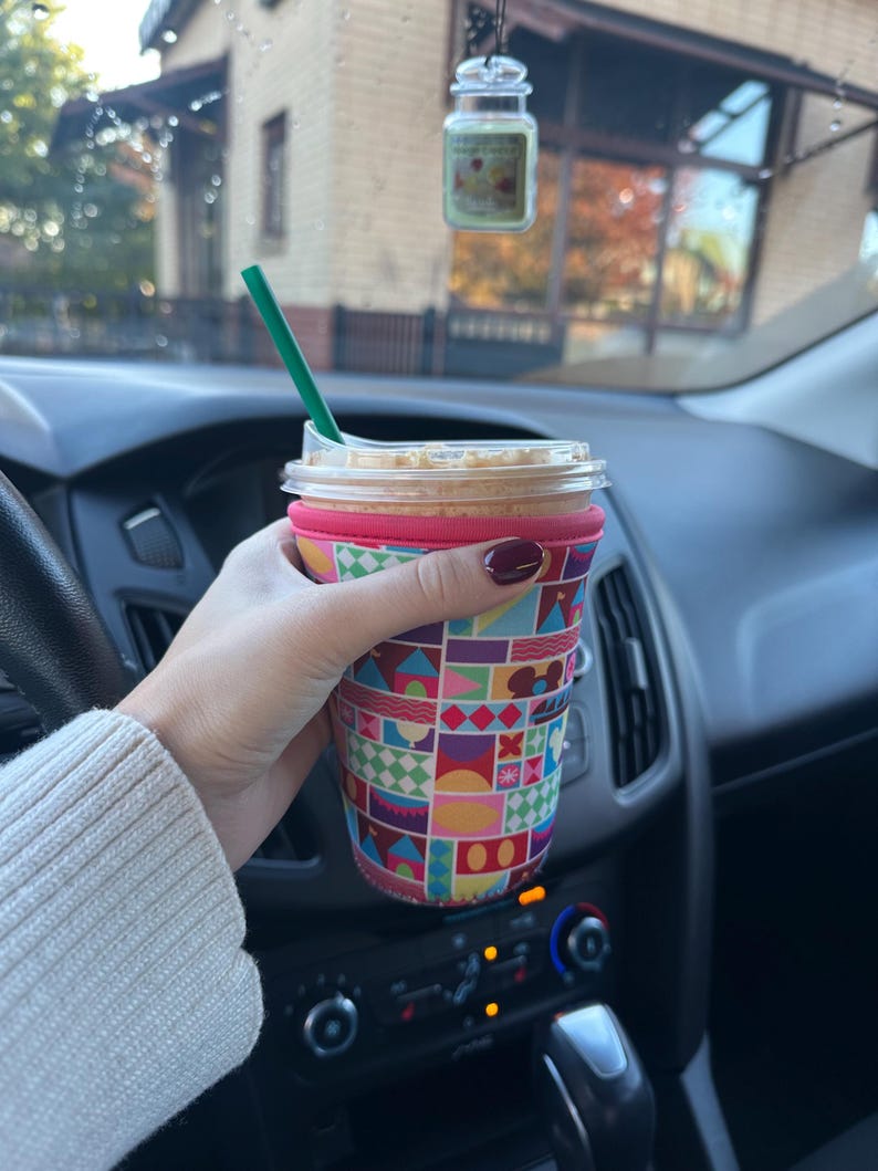 Cup sleeve pictured on a Starbucks grande