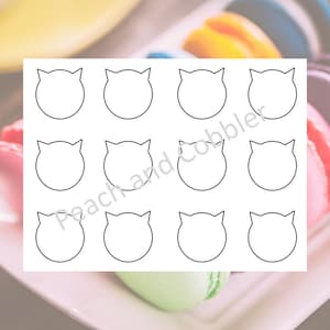 Puede incluir: Una hoja imprimible con nueve contornos en forma de gato. Cada contorno tiene dos orejas puntiagudas en la parte superior y un cuerpo redondeado.