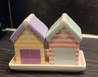 Saleros y pimenteros de casa de playa en tonos pastel