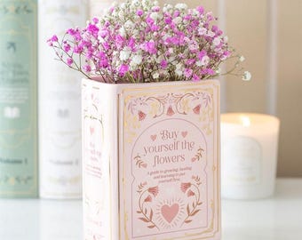 Jarrón rosa con forma de libro