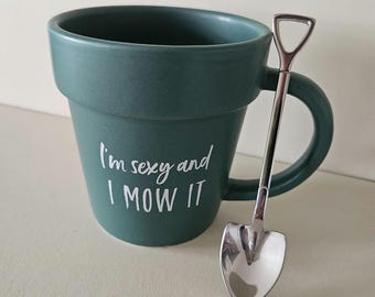 Taza con cuchara y pala "Sexy & I Mow It"