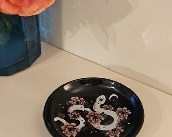 Plato de baratijas en forma de serpentina