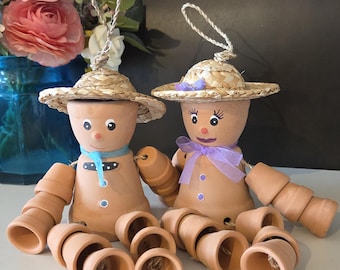 Pareja formada por un hombre y una mujer que consumen marihuana.