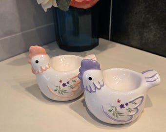 Par de hueveras con forma de gallina