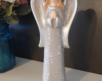Figura de ángel rezando, plateada (alto 23 cm)