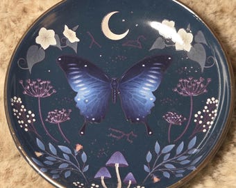Plato de baratijas de polilla de medianoche