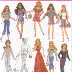 Peut inclure: Patron Simplicity 4702 pour vêtements de poupée de 11 1/2 pouces. L'enveloppe présente des illustrations de diverses tenues, notamment des hauts à fleurs, des jupes, des robes, des vestes, des pantalons et un manteau à capuche.