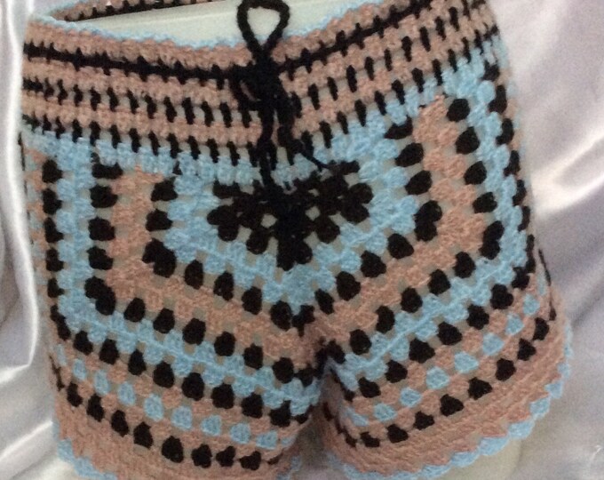 Chic little multicolored fancy shorts with grandmother's square, boho style, hippie, acrylic / wool yarn