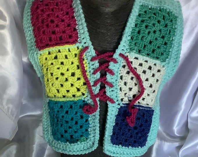 Modèle unique.Chic gilet pour bébé Taille 18-38 mois,fantaisie multicolore à carré grand mère au crochet ,style boho,hippie,acrylique doux.