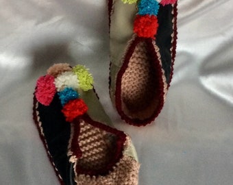 Chaussons -pantoufles multicolore de Clown ,semelles anti dérapantes ,cuir véritable et crochet ,tricot ,fait main  ,pour femme.Taille 36-37